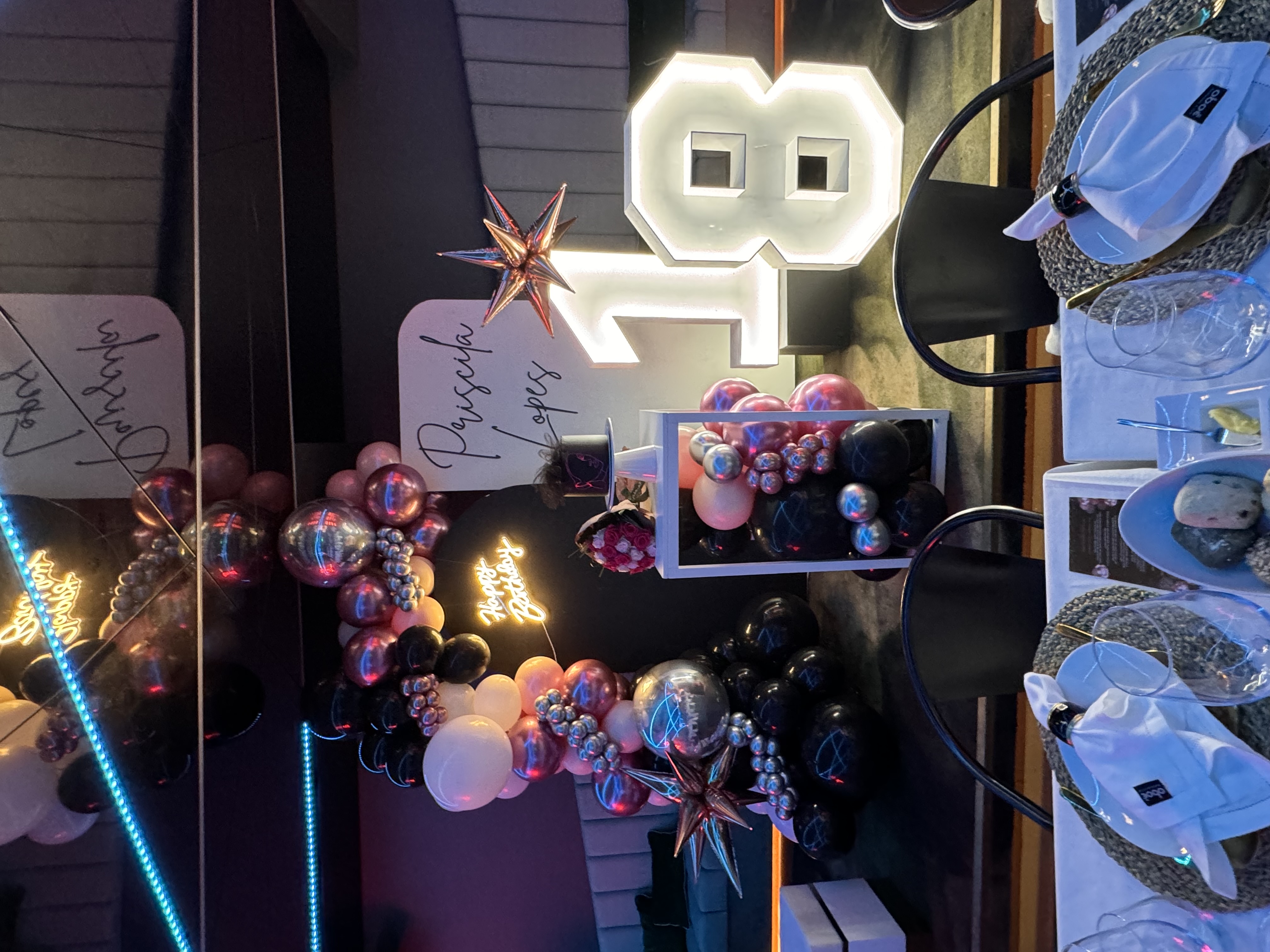 Decoração de aniversário de 18 anos com balões e neons no Bar e Club do Oboé