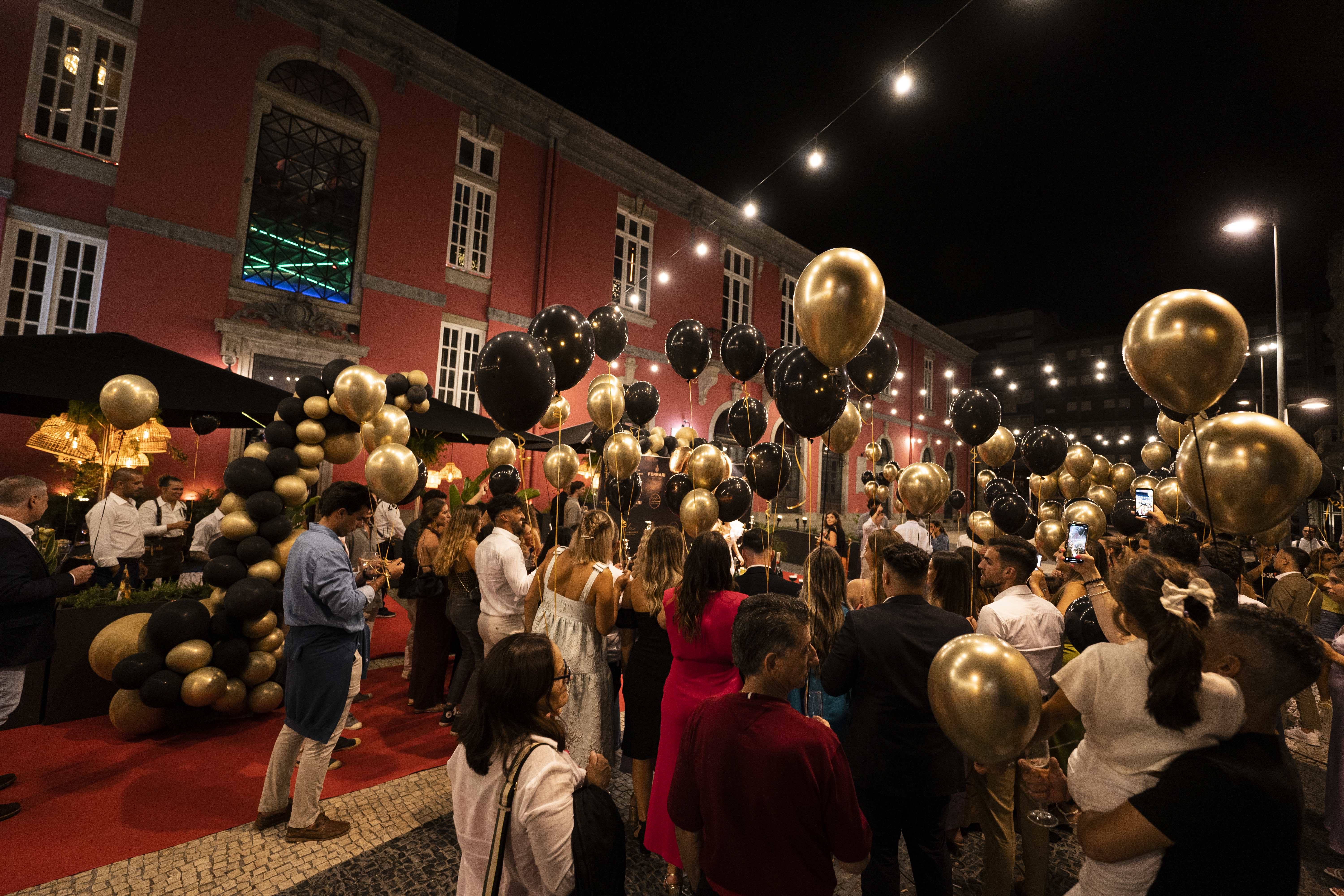 Festa de aniversário adulto na Esplanada do Oboé com balões dourados e pretos