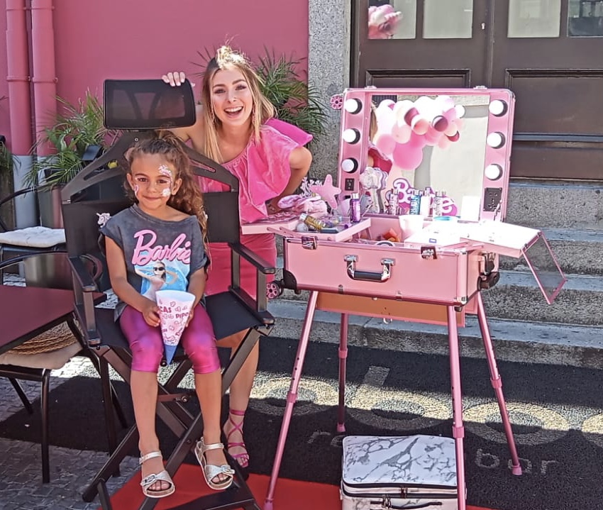 Atelier de maquilhagem temática Barbie em festa infantil no Oboé