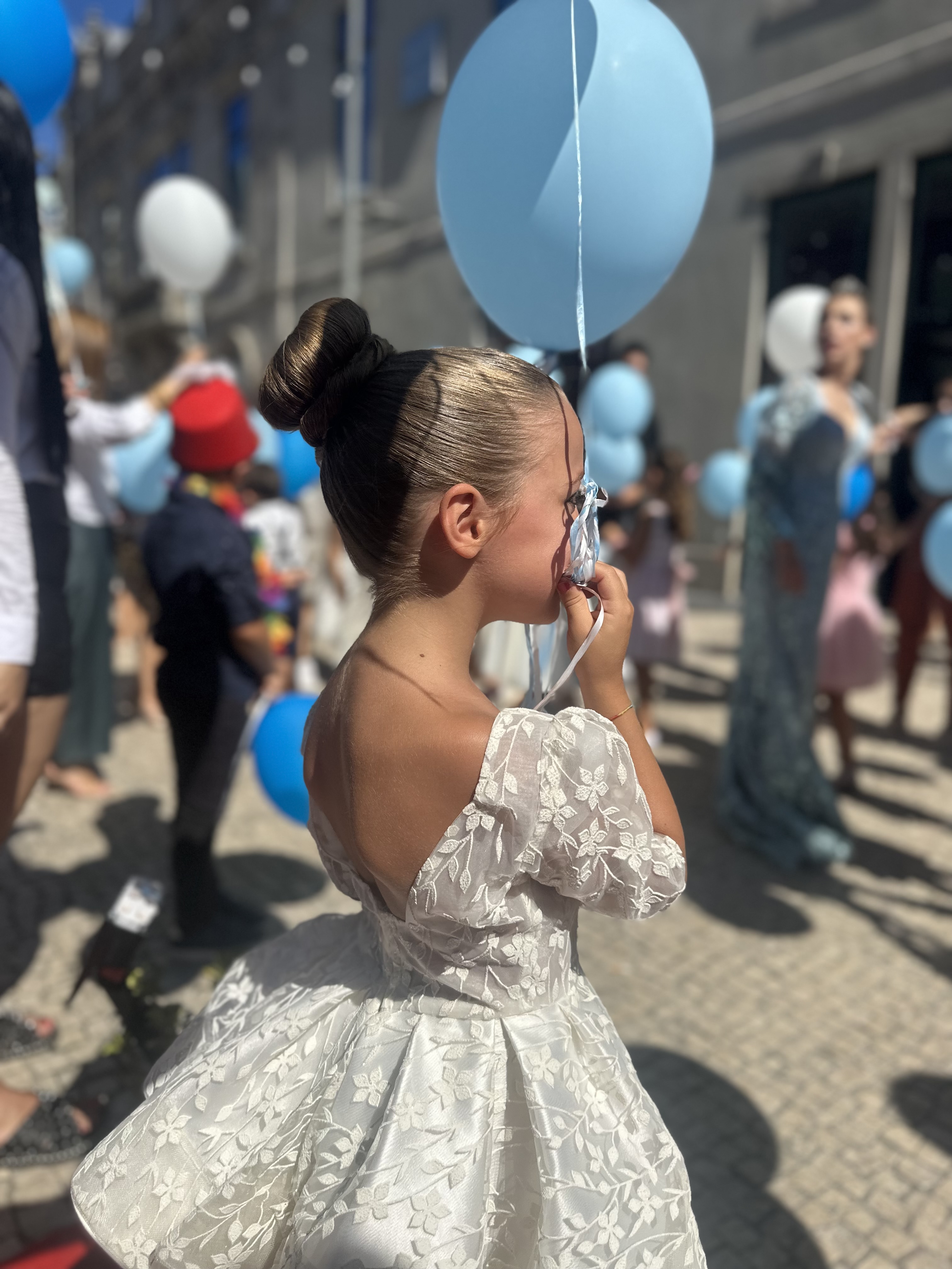 Aniversariante criança com balões em festa infantil no Oboé by Lu Marinho