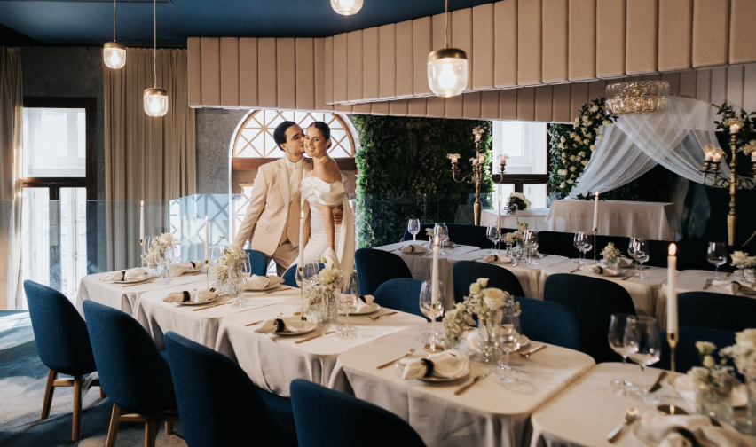 Sala Nobre do Oboé montada para casamento, mesa de jantar com candelabros e decoração floral