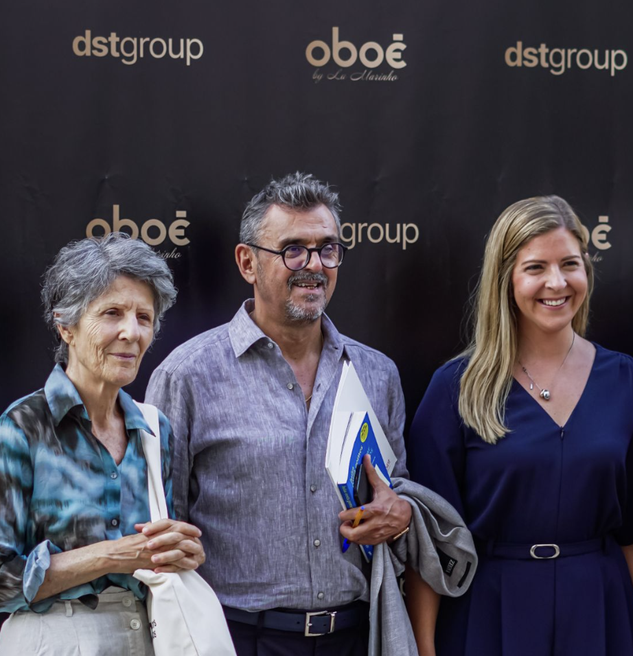 Convidados em evento corporativo da DST no Oboé by Lu Marinho, com painel da marca