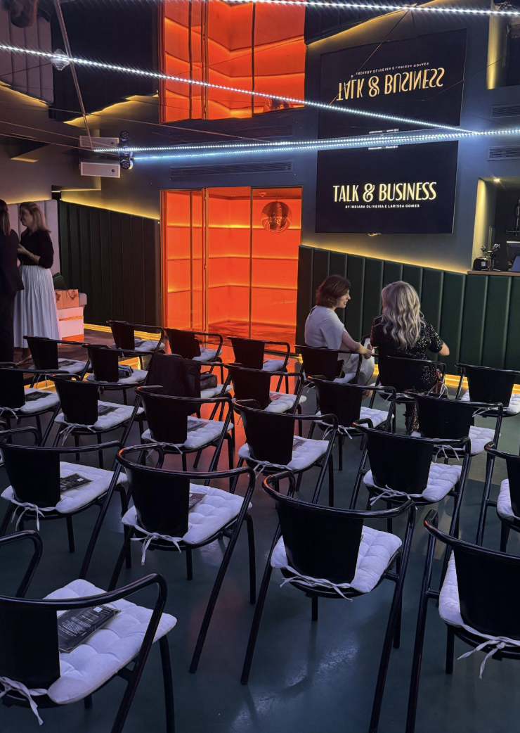 Bar e Club Oboé configurado em formato plateia para apresentação e workshop corporativo