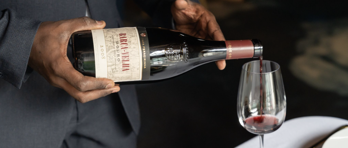 Sommelier do Oboé serve vinho premium em jantar corporativo, Theatro Circo, Braga