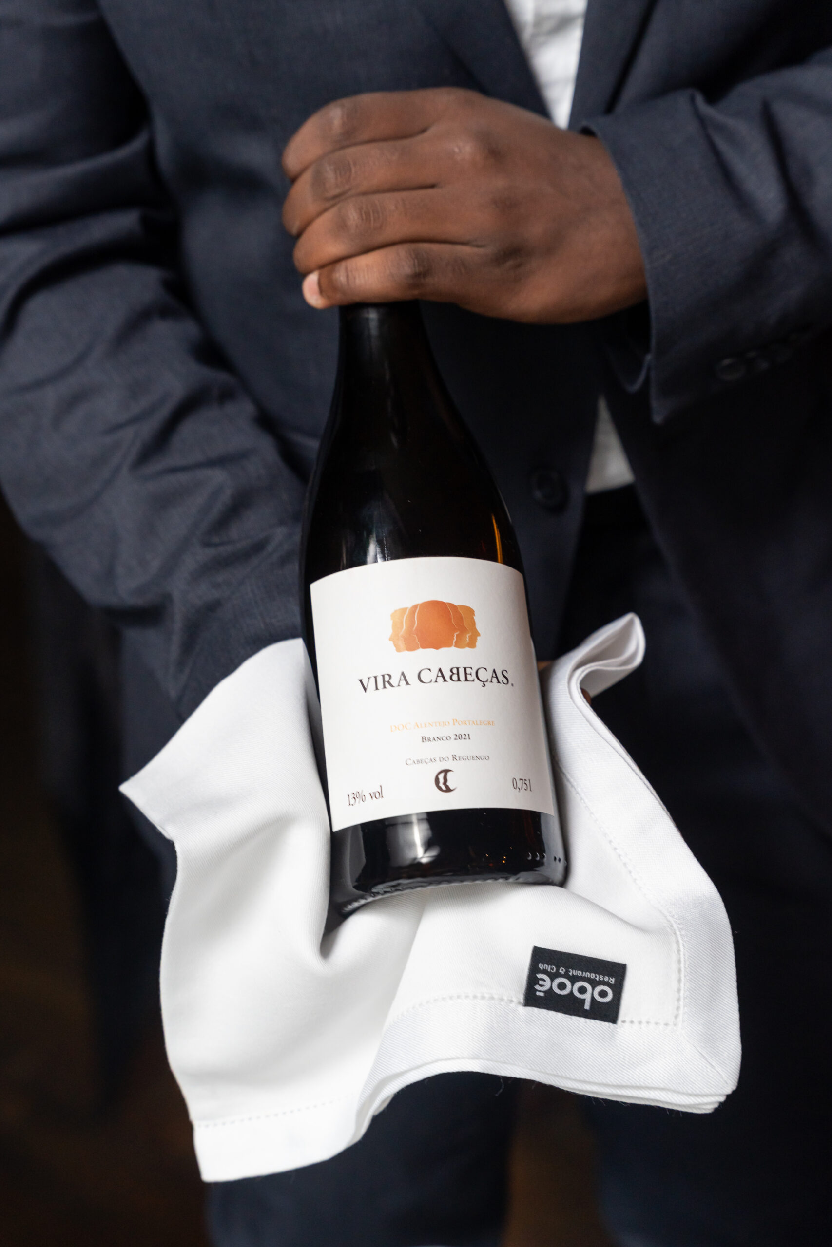 Garrafa de Vira Cabeças branco do Alentejo apresentada pelo sommelier do Oboé by Lu Marinho